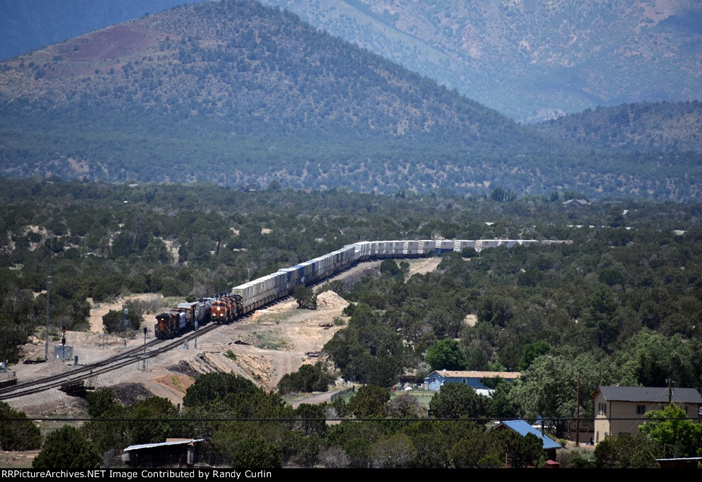 BNSF 7869 East stopped at West Darling